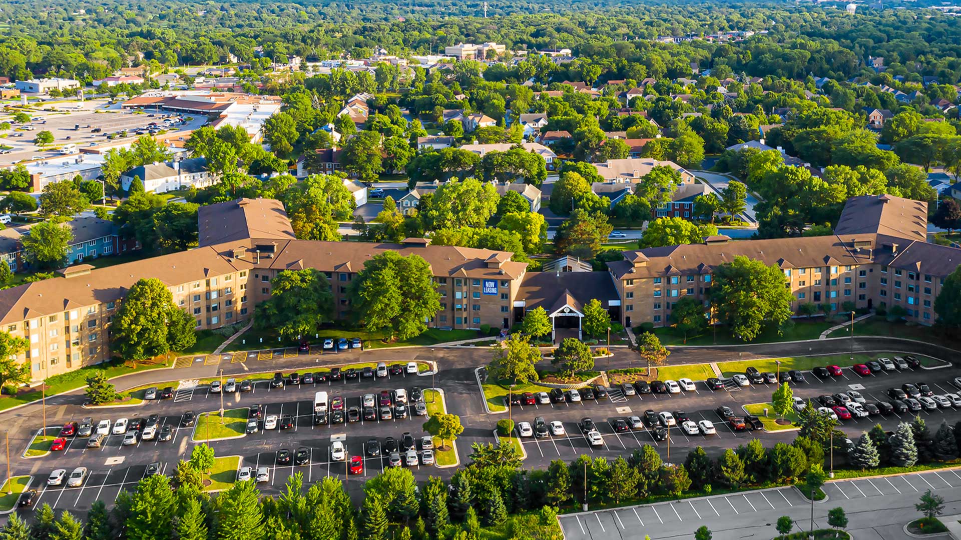 Iroquois Club Luxury Studio 1Bedroom Apartments for Rent in